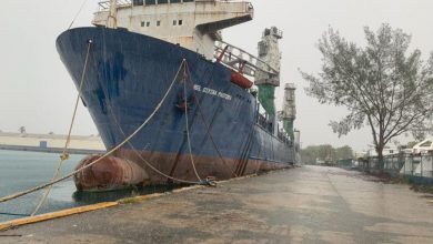 Photo of Trasladan barco Bel Divina Pastora atracado por siete años en el Puerto de Boca Chica