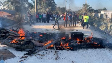 Photo of Protestas encendidas y quema de gomas por reconstrucción de carretera Bayaguana-Guerra