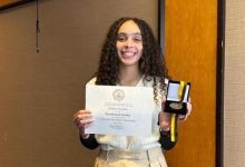 Photo of Estudiante dominicana recibe premio excelencia académica en universidad de EE.UU