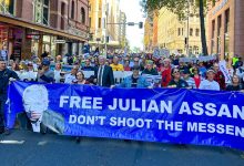 Photo of “No maten al mensajero”: Cientos de personas exigen la libertad para Julian Assange en Sídney